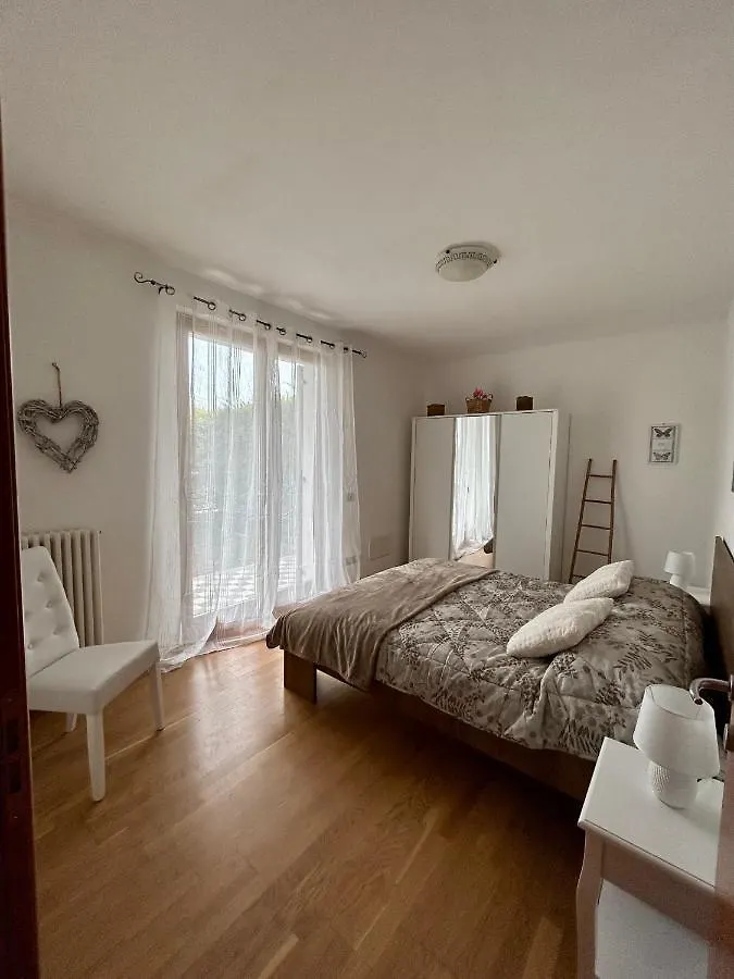 Apartment Green Room Del Garda Castelnuovo del Garda Italy