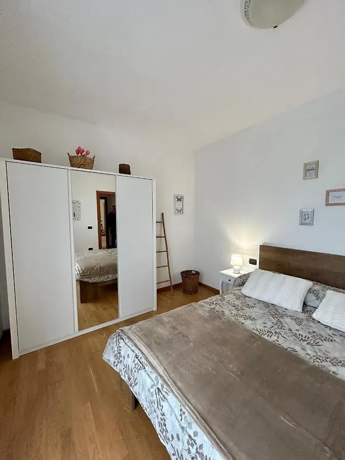 Apartment Green Room Del Garda Castelnuovo del Garda Italy